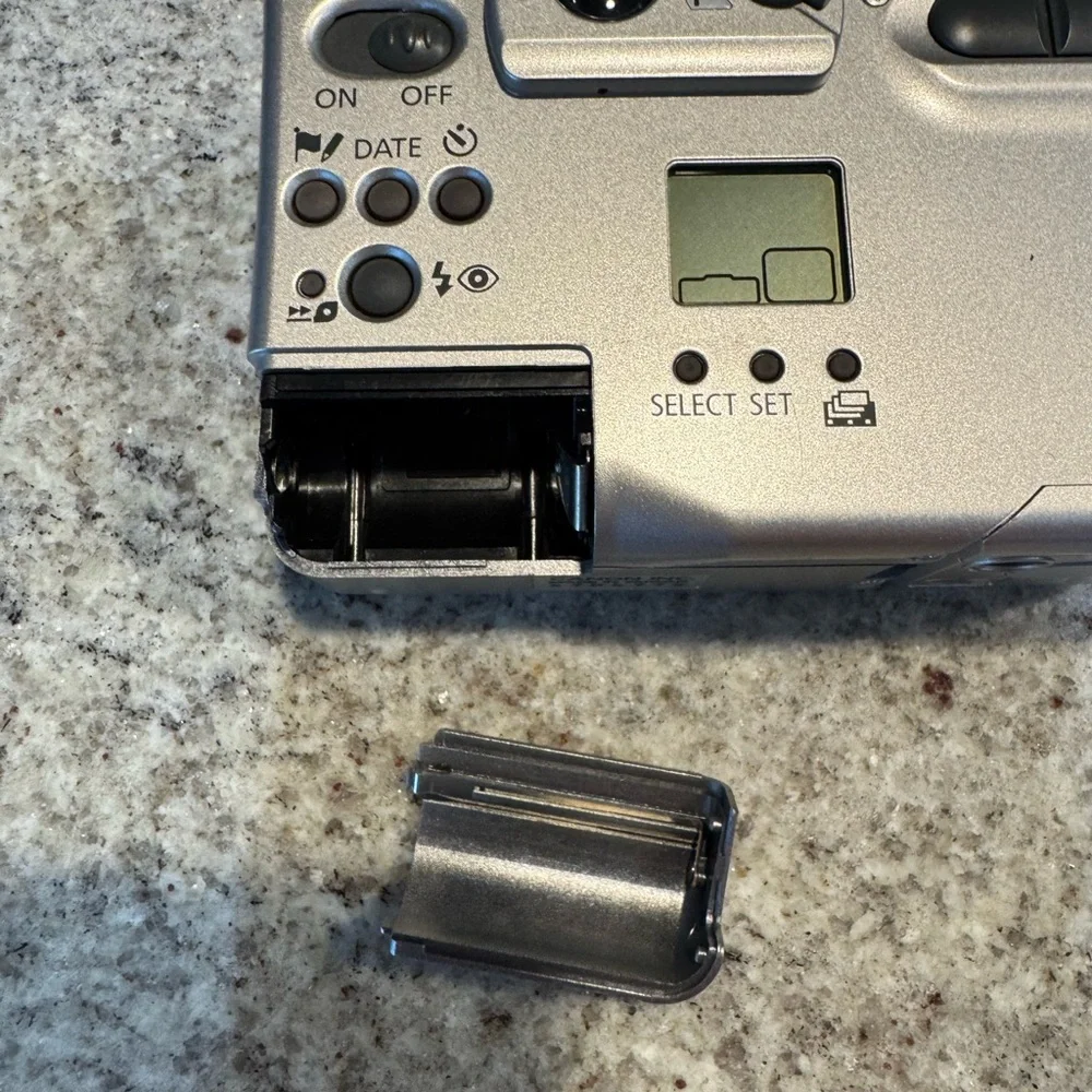 Canon ELPH LT 260 Silver Camera